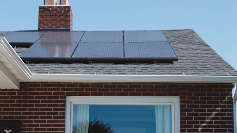 impianto fotovoltaico valore immobile: casa in mattoni con impianto sul tetto