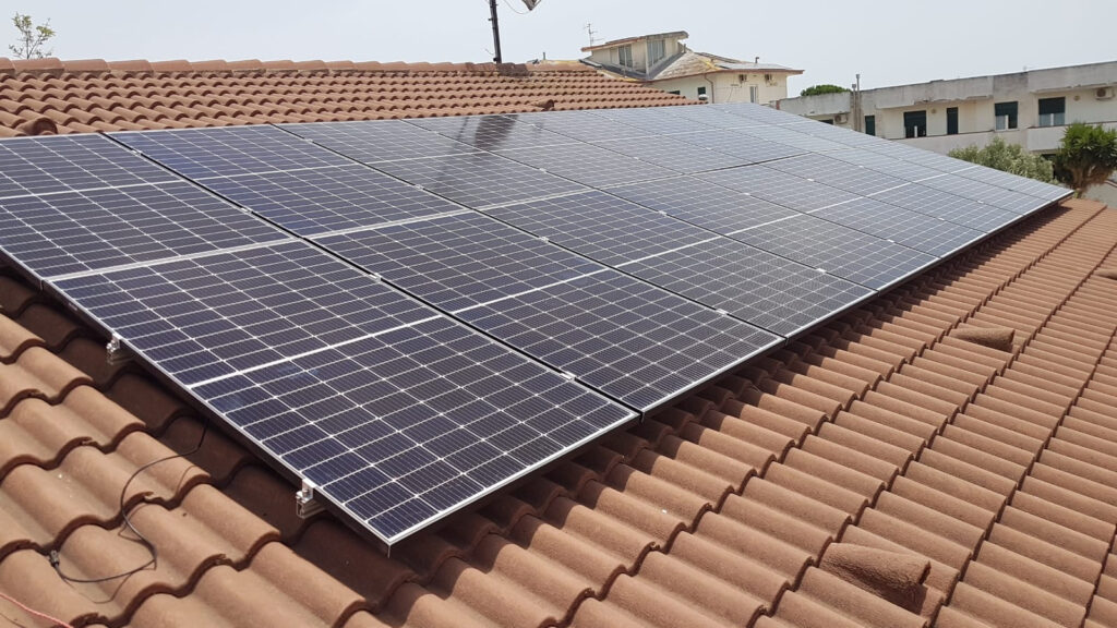Sistema ibrido ed impianto fotovoltaico a Cropani (CZ) - risparmiati più di 2000€/anno!