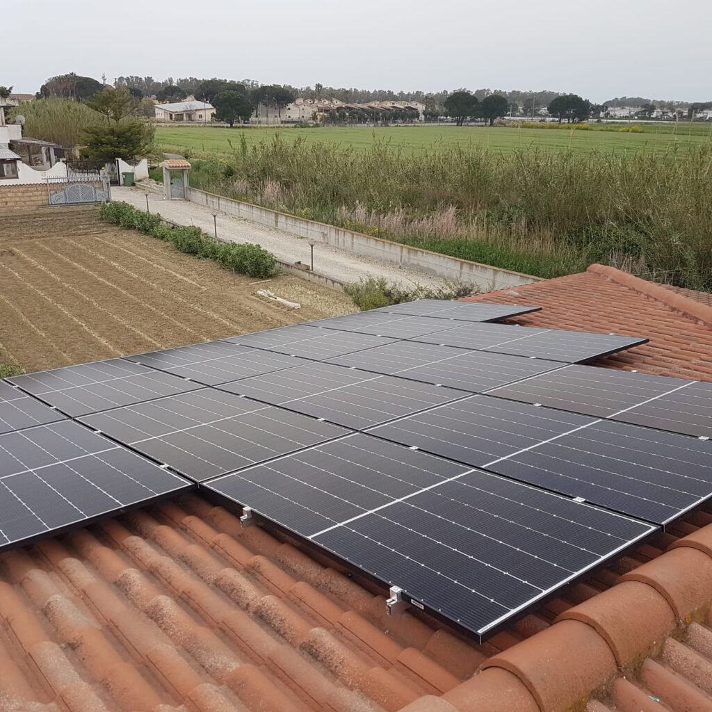 Impianto completo di impianto ibrido Daikin fotovoltaico con 15 kW di accumulo e climatizzatori - Botricello (CZ)