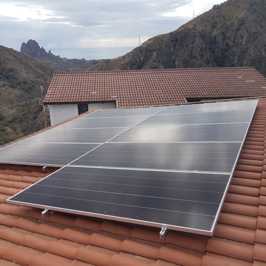 Impianto fotovoltaico con inverter compatto da 4 kW e batteria da 5 kW - Montebello Jonico (RC)