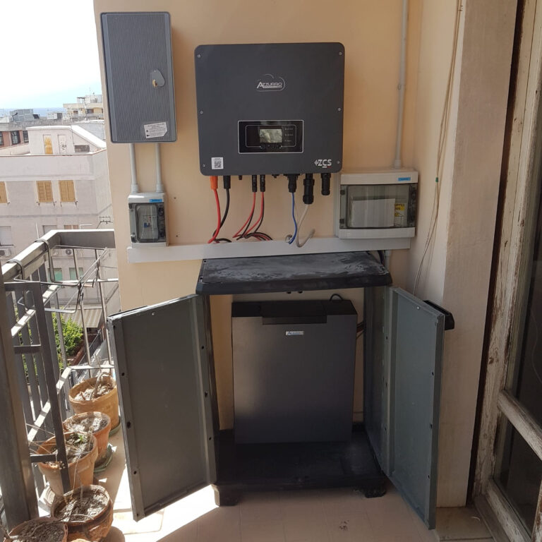 Impianto fotovoltaico da 3,8 kW con ottimizzatori Tigo a Reggio Calabria 2 Inverter ibrido e batteria ZCS Azzurro installati su un balcone a Reggio Calabria