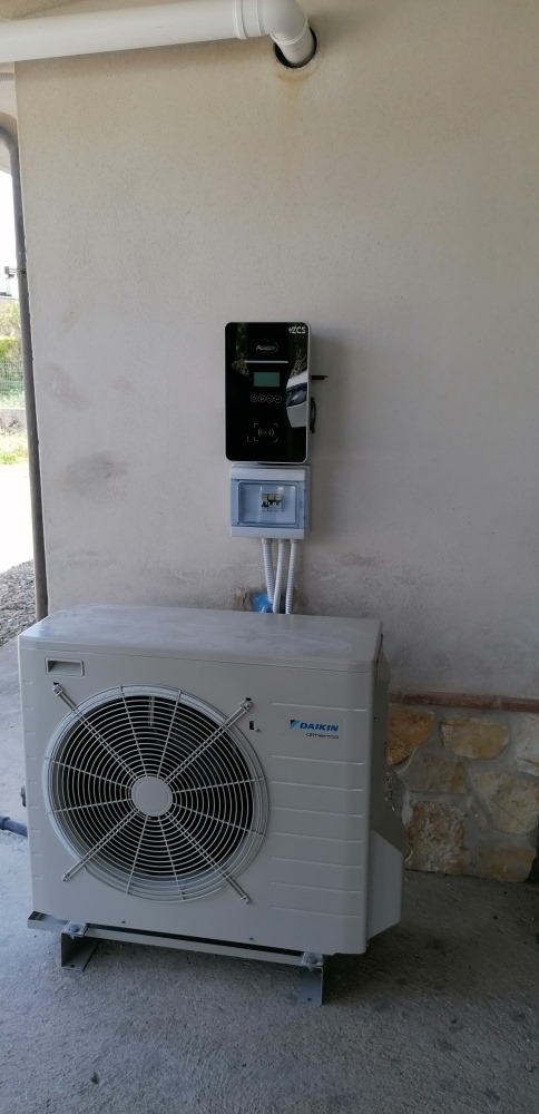 impianto realizzato in localita botricello cz completo di impianto ibrido daikin fotovoltaico 6 kw con 15 di accumulo e climatizzatori