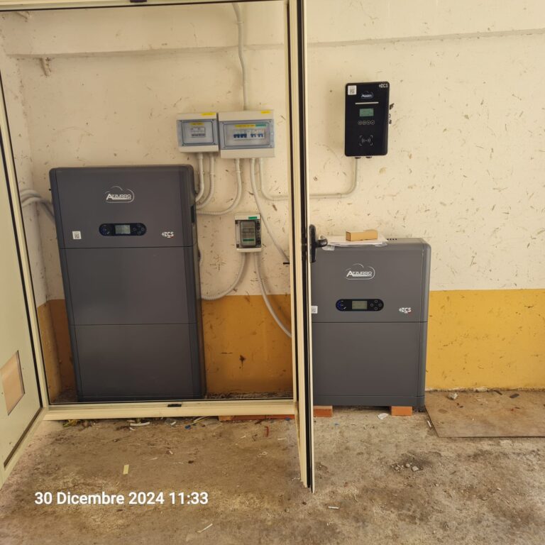 Impianto fotovoltaico Trina Solar con ZCS Azzurro a Verzino (Crotone) 2 due accumulatori zcs azzurro e inverter dell impianto a verzino