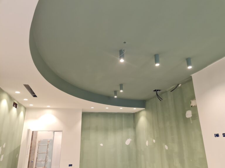 illuminazione con faretti e soffitto curvo della clinica privata