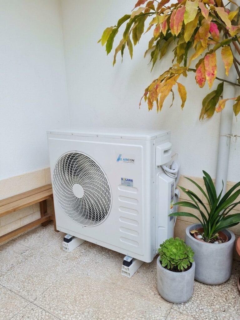 Impianto da 7 kW con ZCS Azzurro, solare termico con Conto Termico e climatizzazione a pentasplit 2 climatizzatore split esterno installato per la climatizzazione dell'abitazione