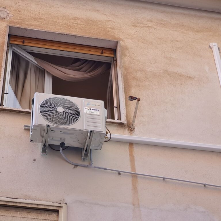 climatizzatore installato in facciata di un edificio a reggio calabria