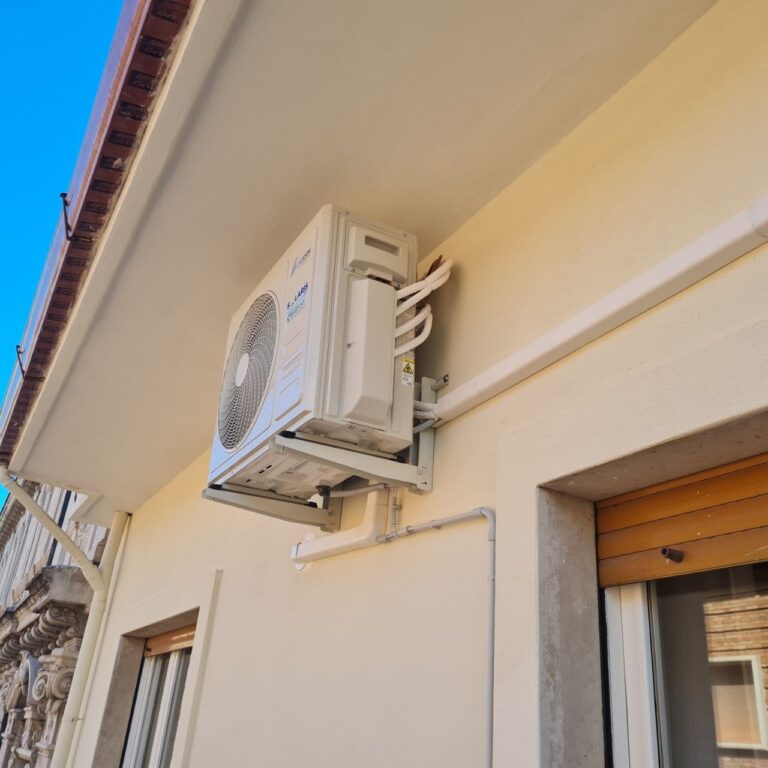 climatizzatori a split montati sulla facciata