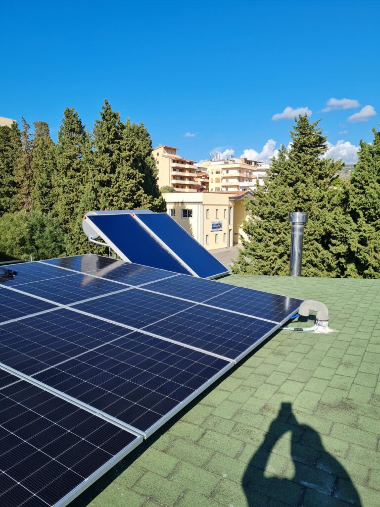 Impianto da 7 kW con ZCS Azzurro, solare termico con Conto Termico e climatizzazione a pentasplit 3 moduli fotovoltaici viessmann su tetto verde con impianto solare termico