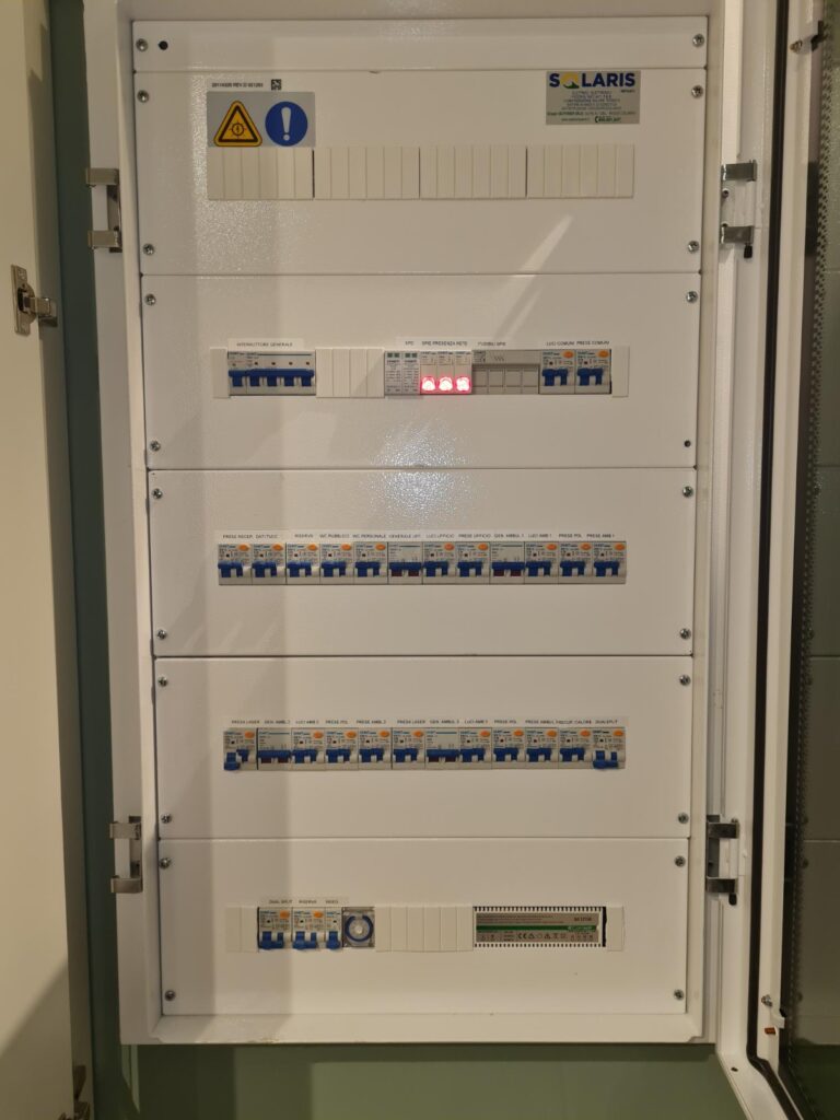 Impianto elettrico ed elettronico per clinica privata a Reggio Calabria 4 quadro elettrico della clinica privata con interruttori dedicati