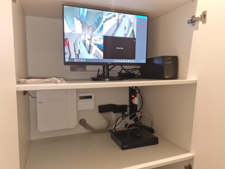 Impianto elettrico ed elettronico per clinica privata a Reggio Calabria 3 sistema di videosorveglianza con monitor nella clinica privata