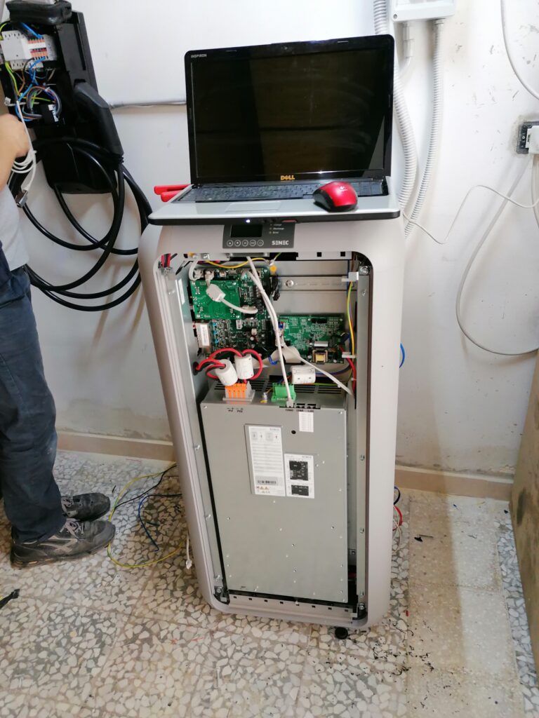 I nostri primi lavori Superbonus 2019: impianti a Rotendella (Matera) e L’Aquila 2 inverter ibrido senec aperto durante il collaudo del sistema di accumulo