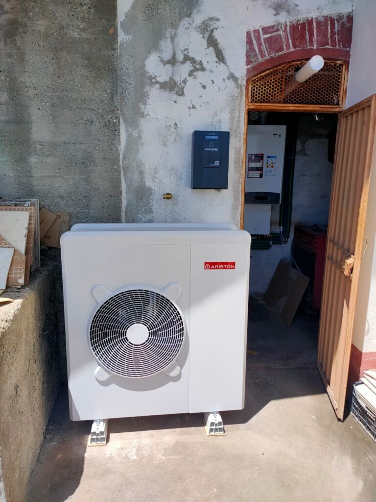 I nostri primi lavori Superbonus 2019: impianti a Rotendella (Matera) e L’Aquila 4 unità esterna ariston della pompa di calore durante l installazione